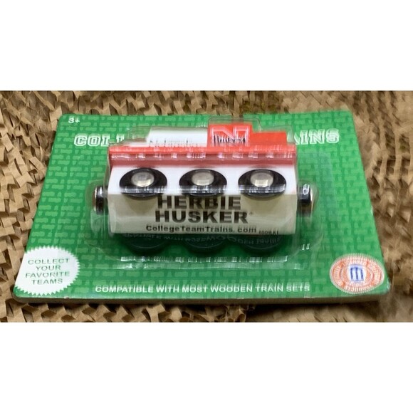 NEBRASKA CORNHUSKERS COLLEGE TEAM TRAINS * NEW IN PACKAGE * WOODEN TRAIN HERBIE - Picture 3 of 3